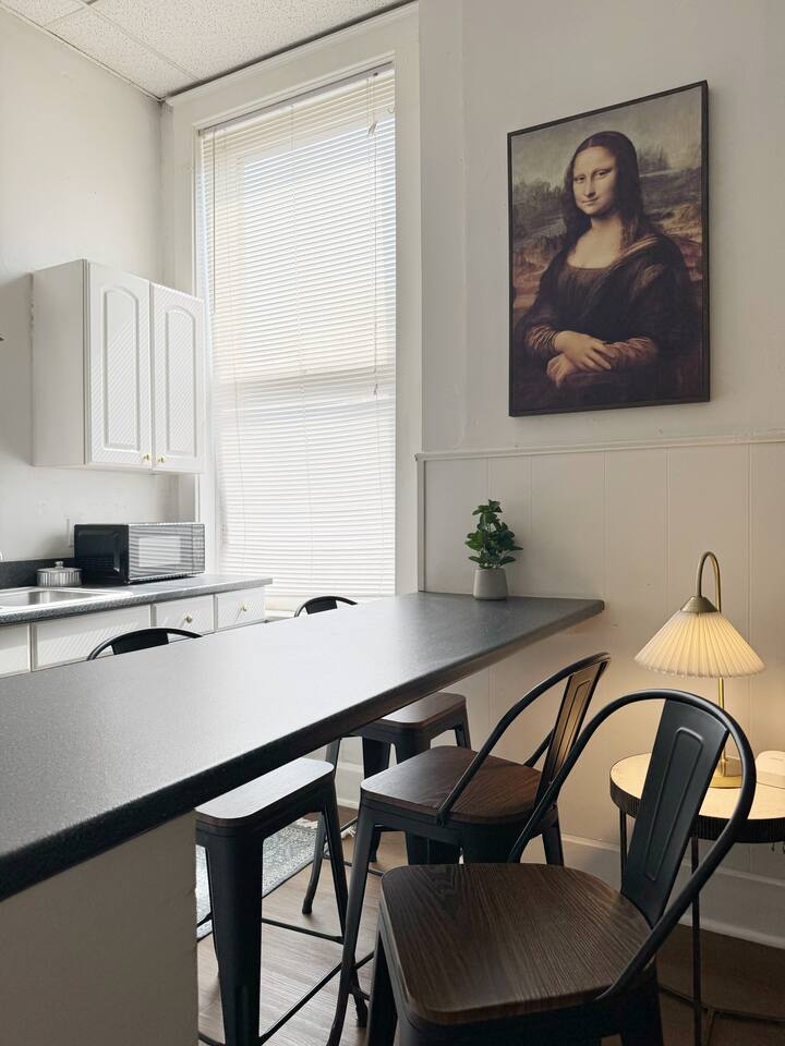 The Harrison H | QUEEN 1BD/1BA Apt near Downtown