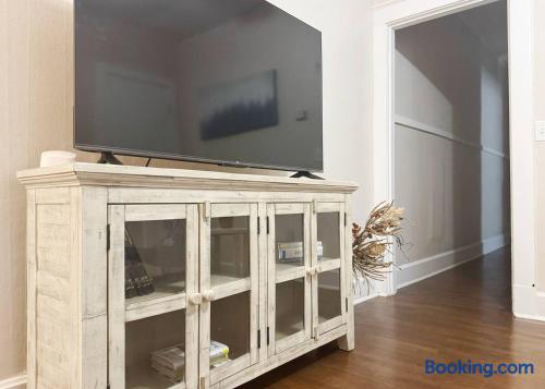 The Harrison H | QUEEN 1BD/1BA Apt near Downtown