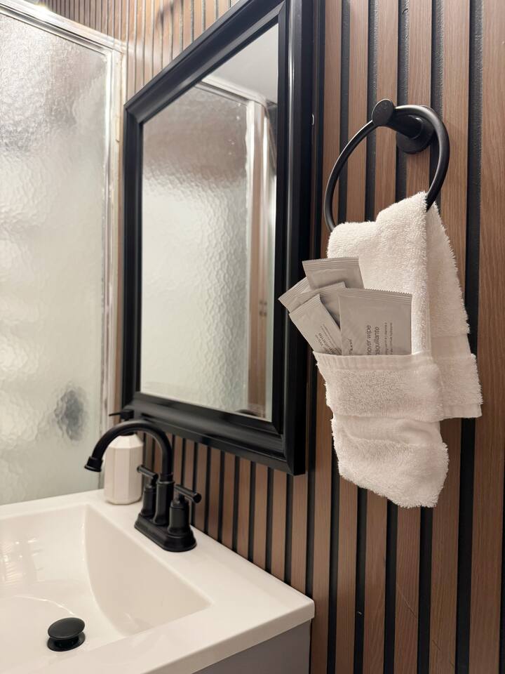 The Harrison H | QUEEN 1BD/1BA Apt near Downtown