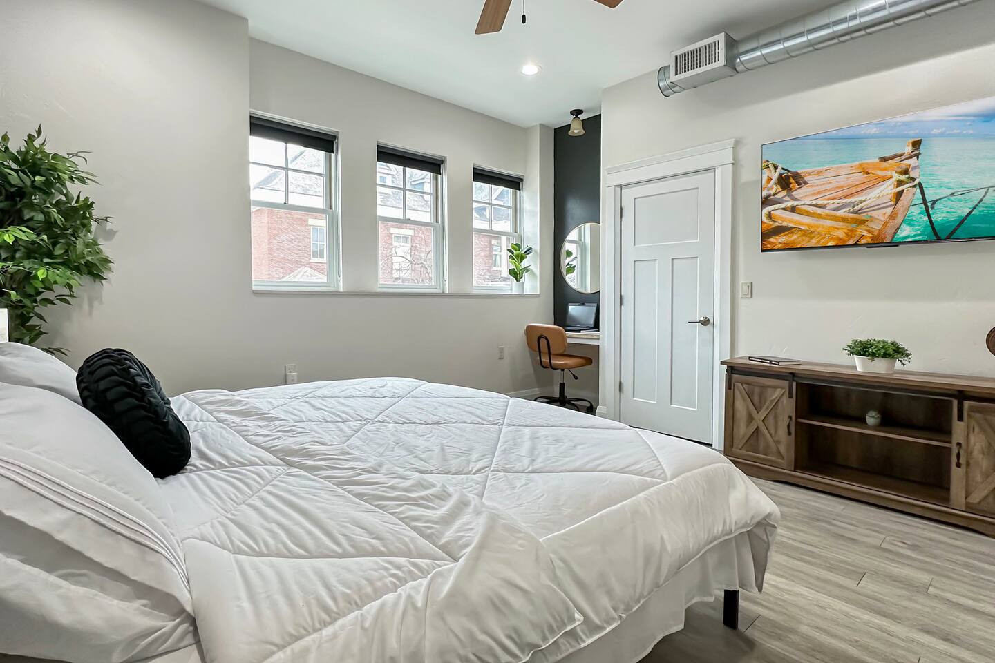 Art District Loft 16 King Suite!
