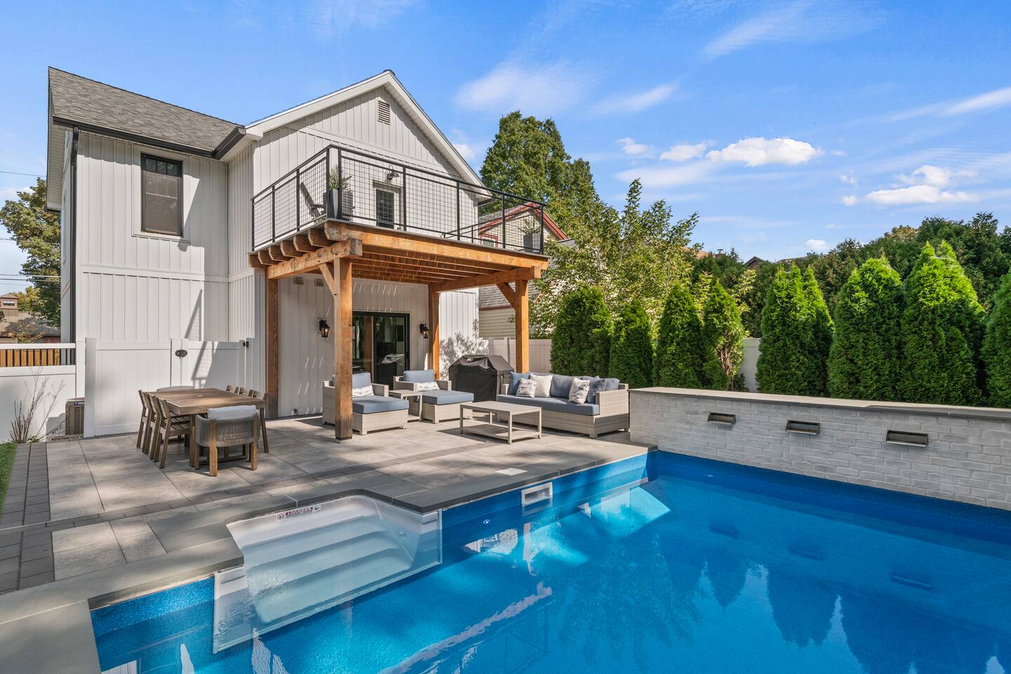 Luxury Charmer with Pool Walk to Town/Track