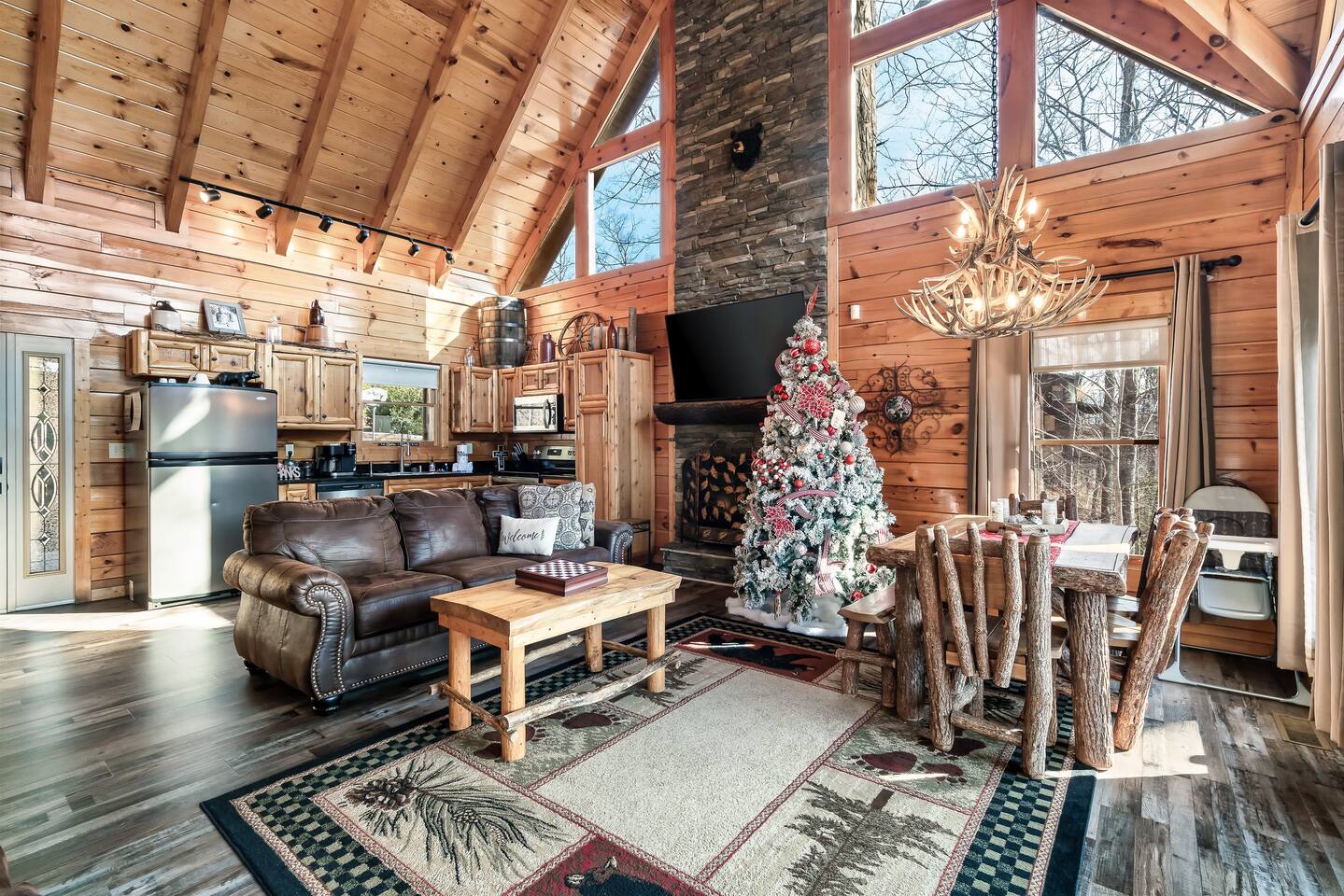 8 Beds • Hot Tub, Pool Table, Fireplace and VIEWS
