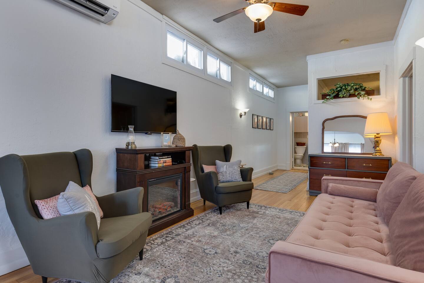 Downtown Apt, above shops & coffee!