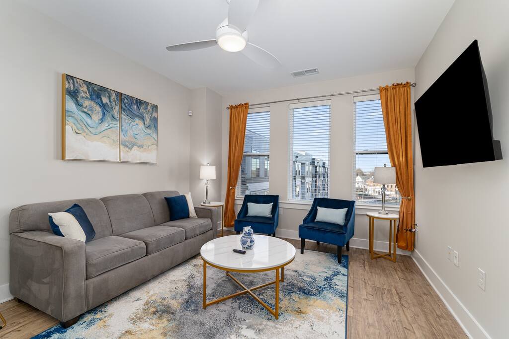 Luxe City Suite| King Bed|Pool|Free Parking