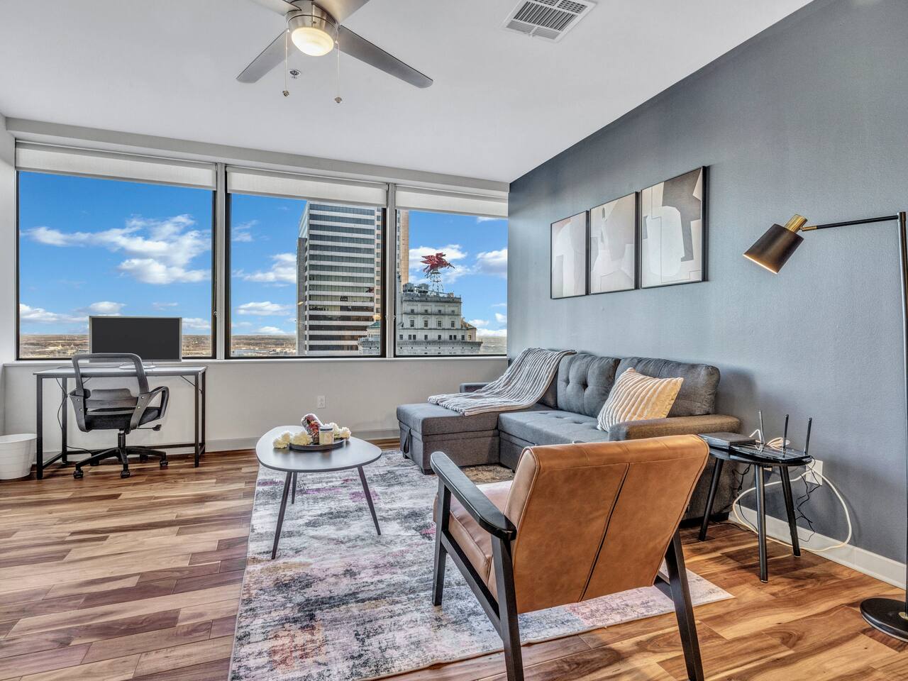 Luxury Apt KingBed+Indoor Parking+Pool+Gym+2TV's