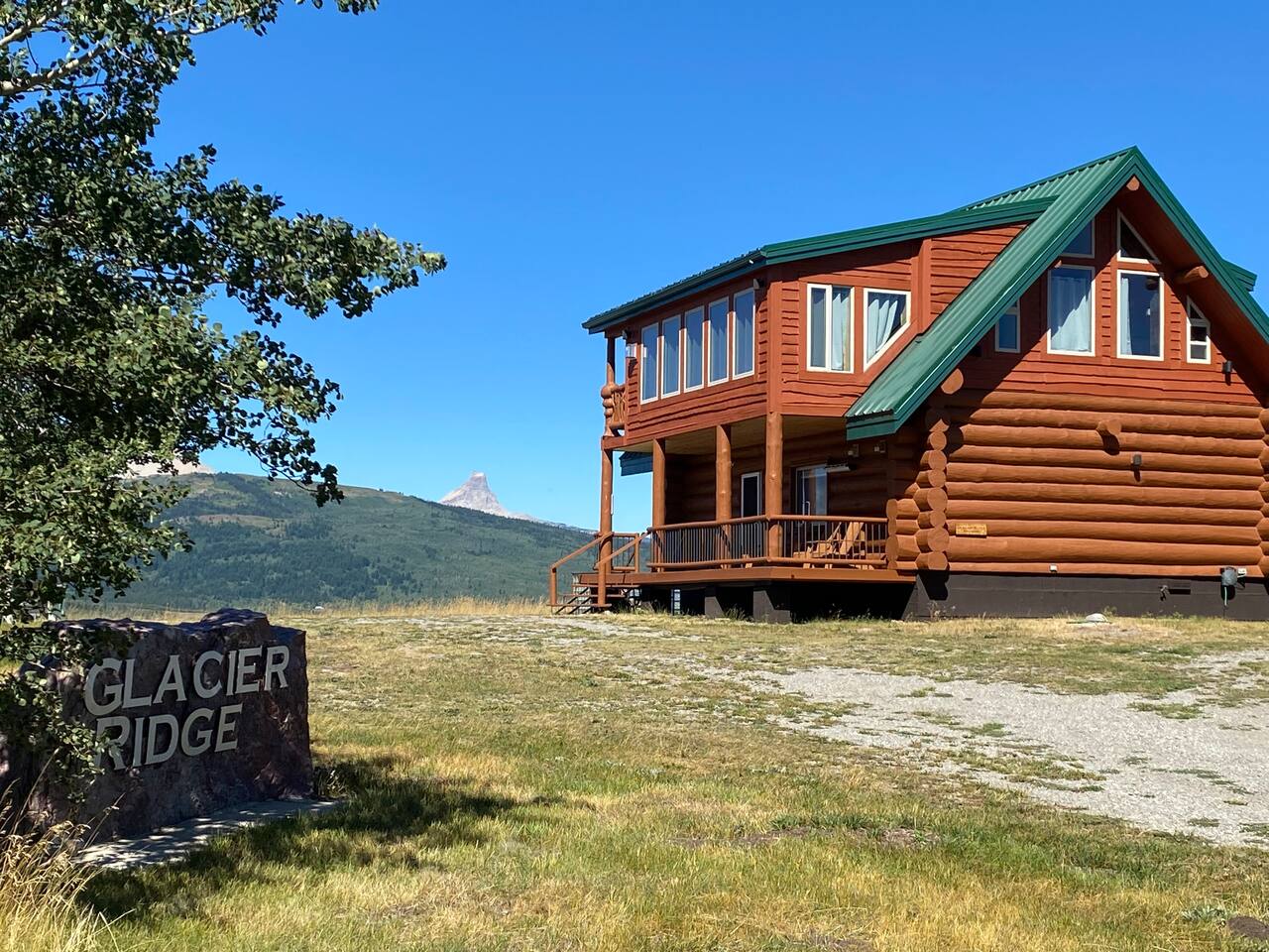 Glacier Ridge Chalet, a Unique Rockies Panorama