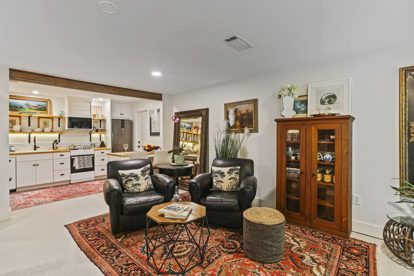 Spring Suites- 2Boutique Studios