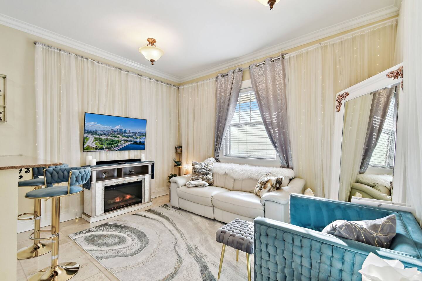 Hyde Park Guest Apartment w/Parking & Gym