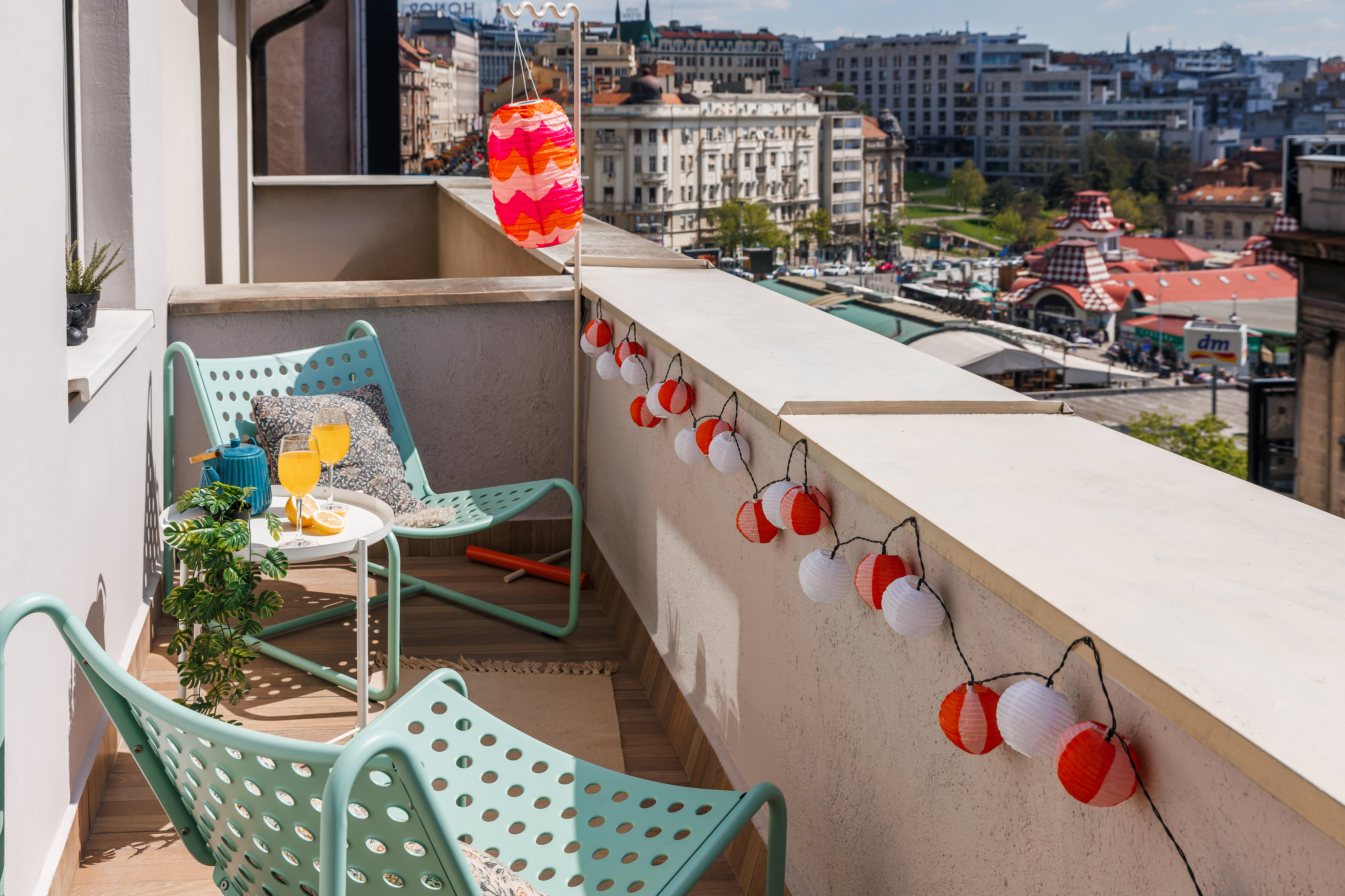 Roof Shelter w/Balcony | City View | Foosball+Sega
