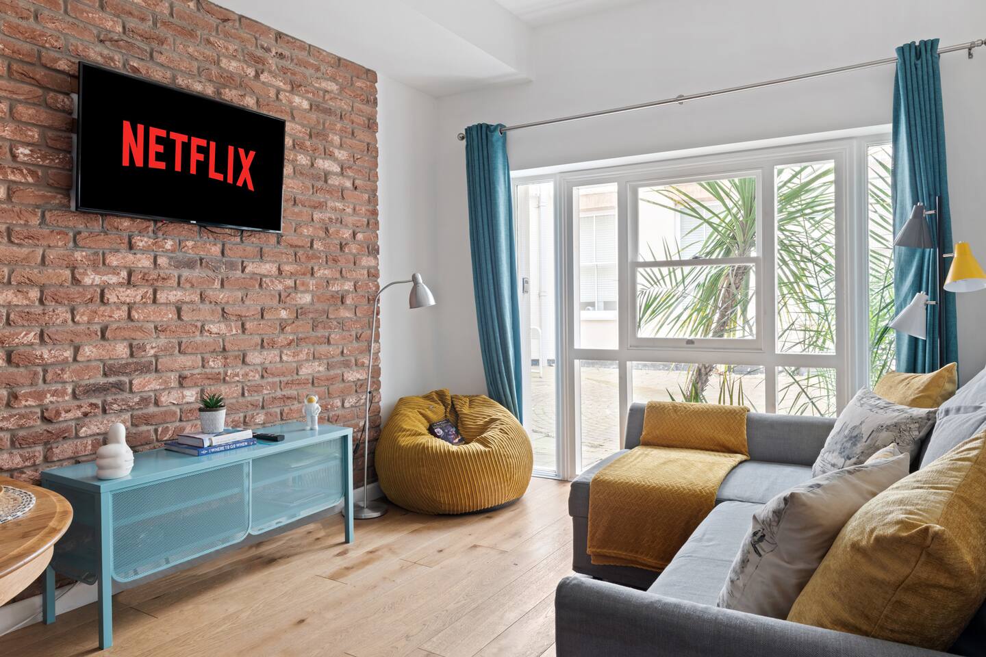 Urban Elegance: 2 Bed Luxury Retreat