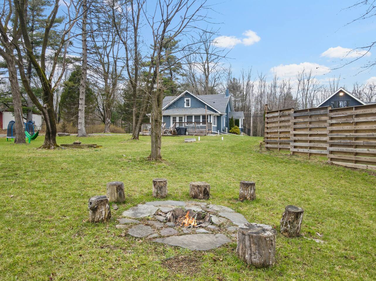 Relaxing 3BR Cottage: Big Yard, Fire Pit, Grill