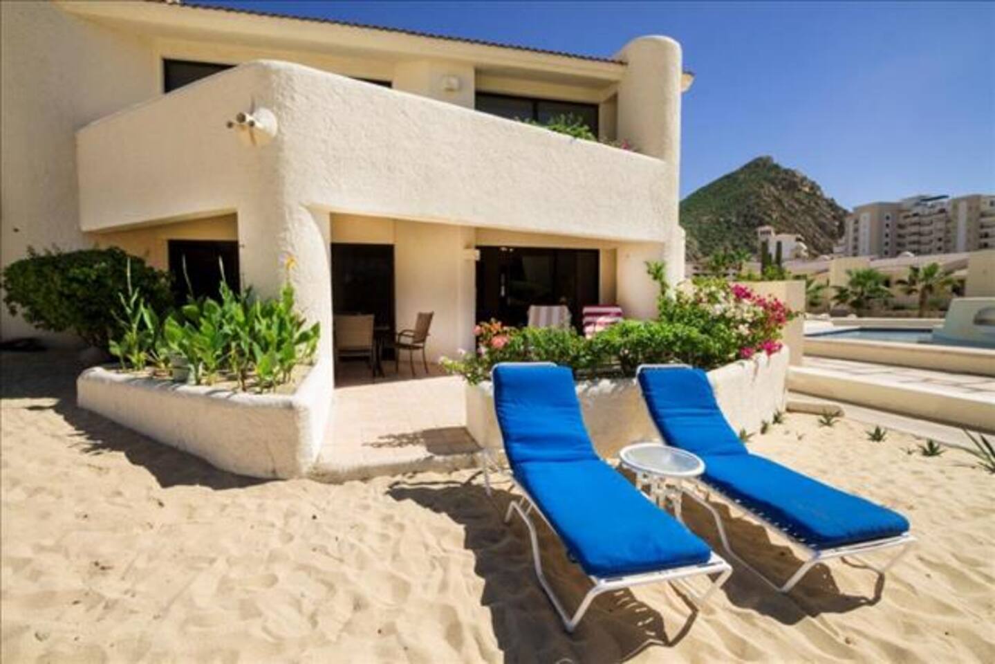 ON the Beach!! Beautiful, 1st Floor Condo, OCEAN