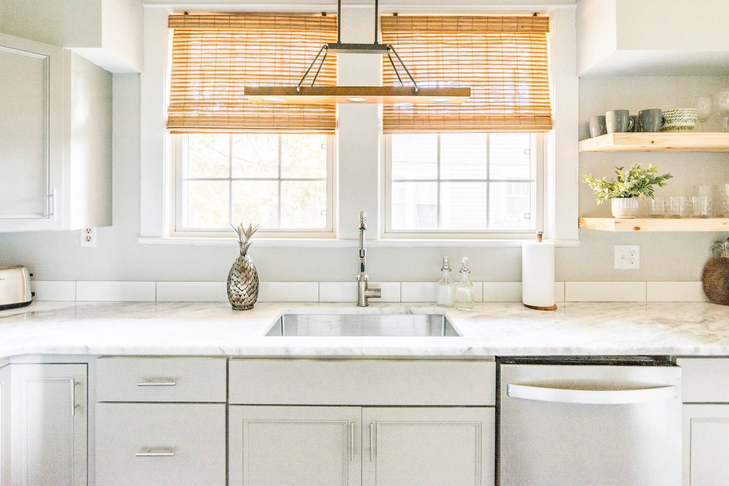 Pineapple House Historic Southern Charm Downtown