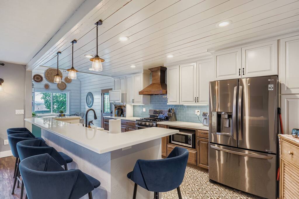 Big Blue* Extended stay ~ Family & Pet Friendly!