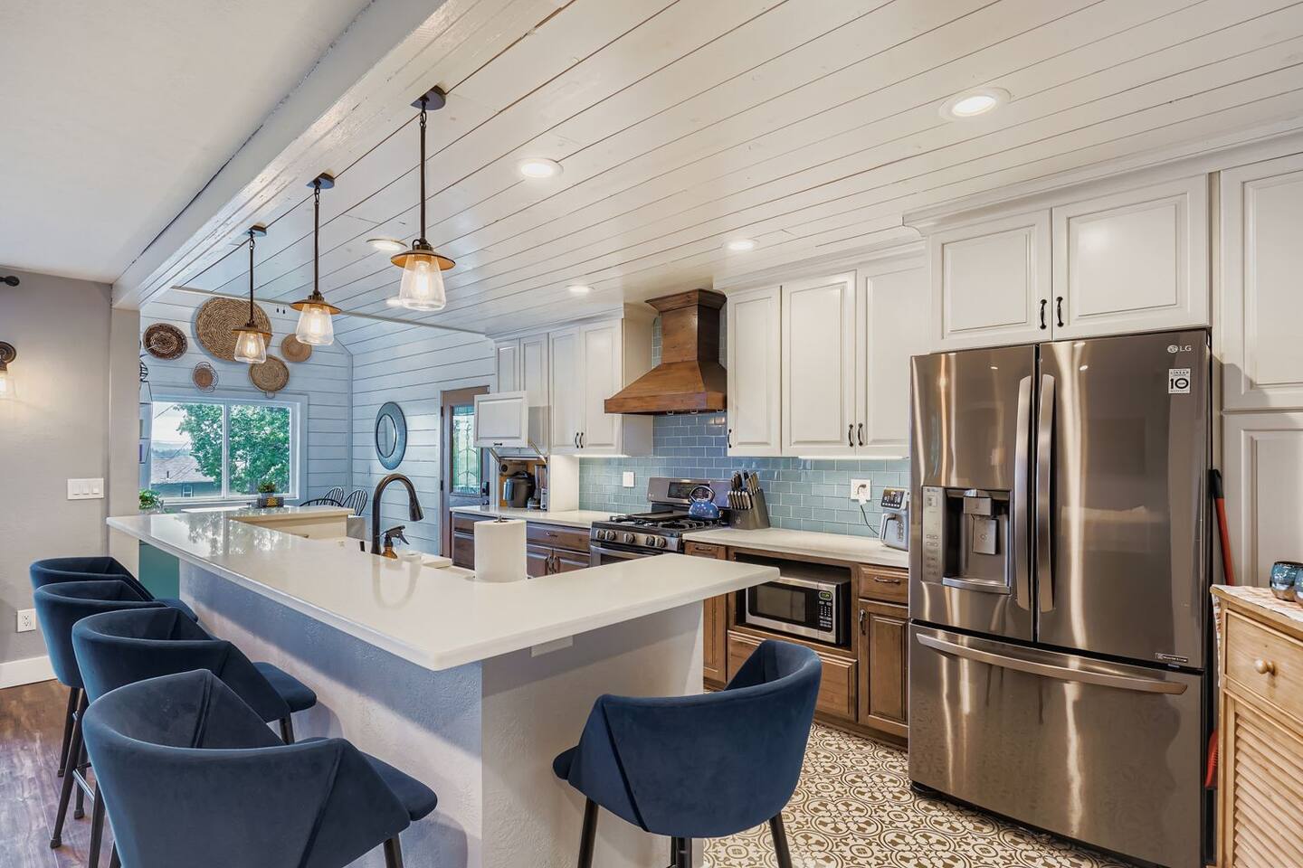 Big Blue* Extended stay ~ Family & Pet Friendly!