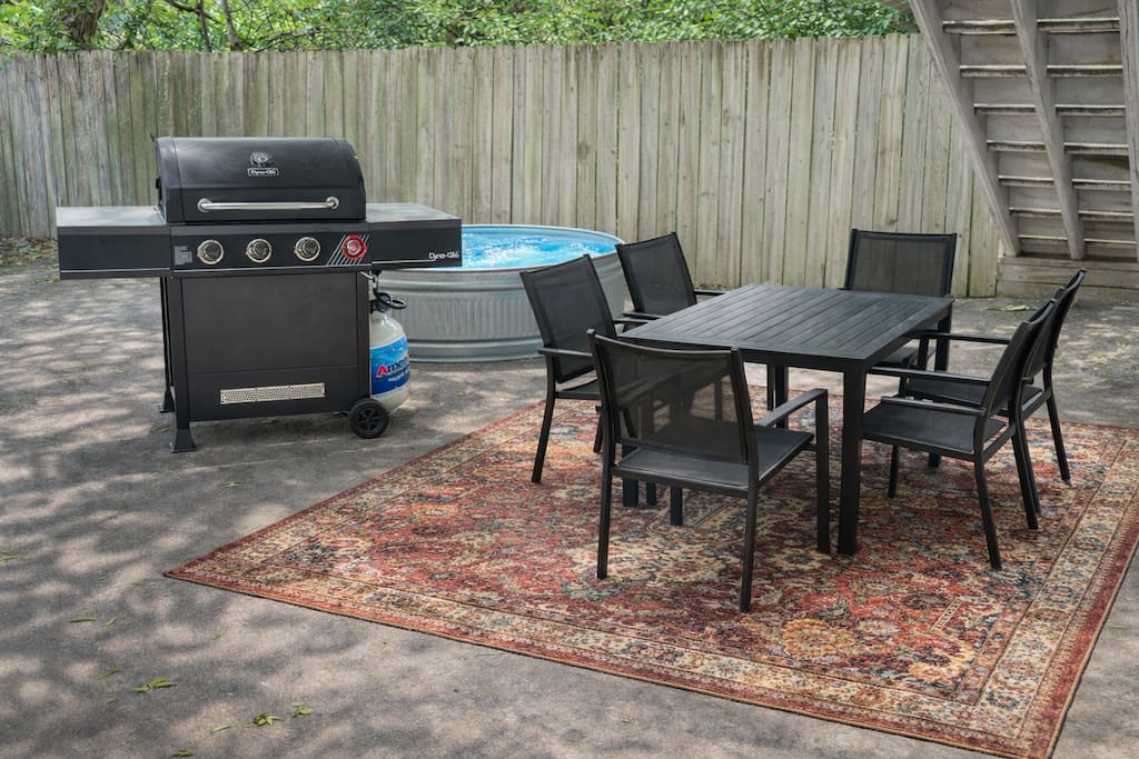 Heart of East / Hot Tub / Balcony / King Bed