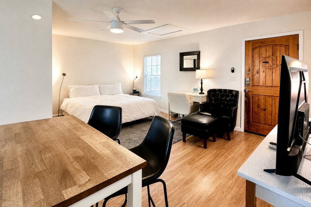 Private Cozy Retreat,1GB Fiber WiFi, Near Downtown
