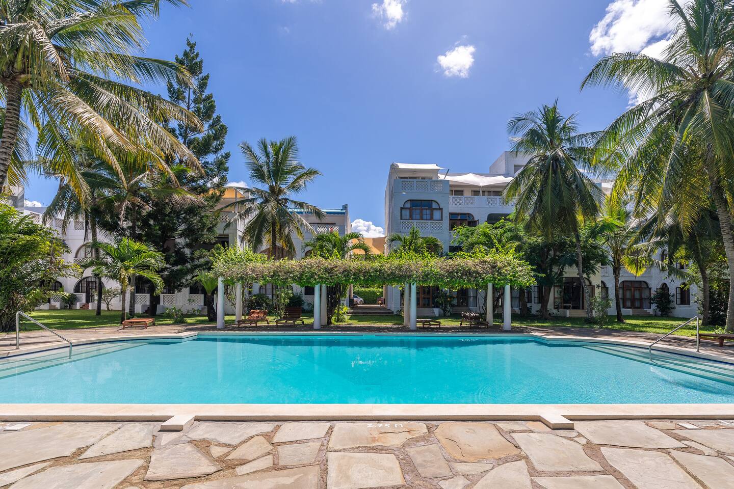 Diani Beach - luxury 2 bedroom apartment with pool & garden by El Mufasa