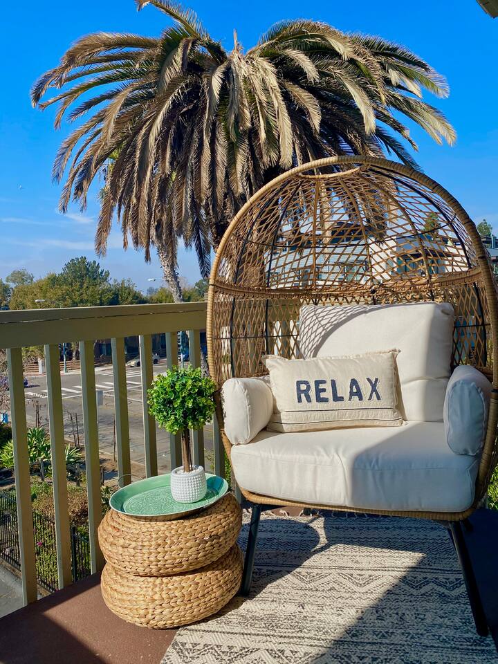 Urban Escape: Trendy 1-Bed Condo with Balcony