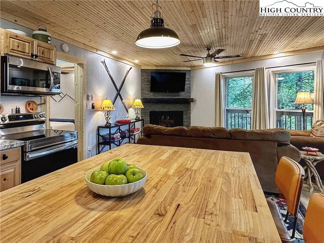 Chantilly Ice Lace Cabin