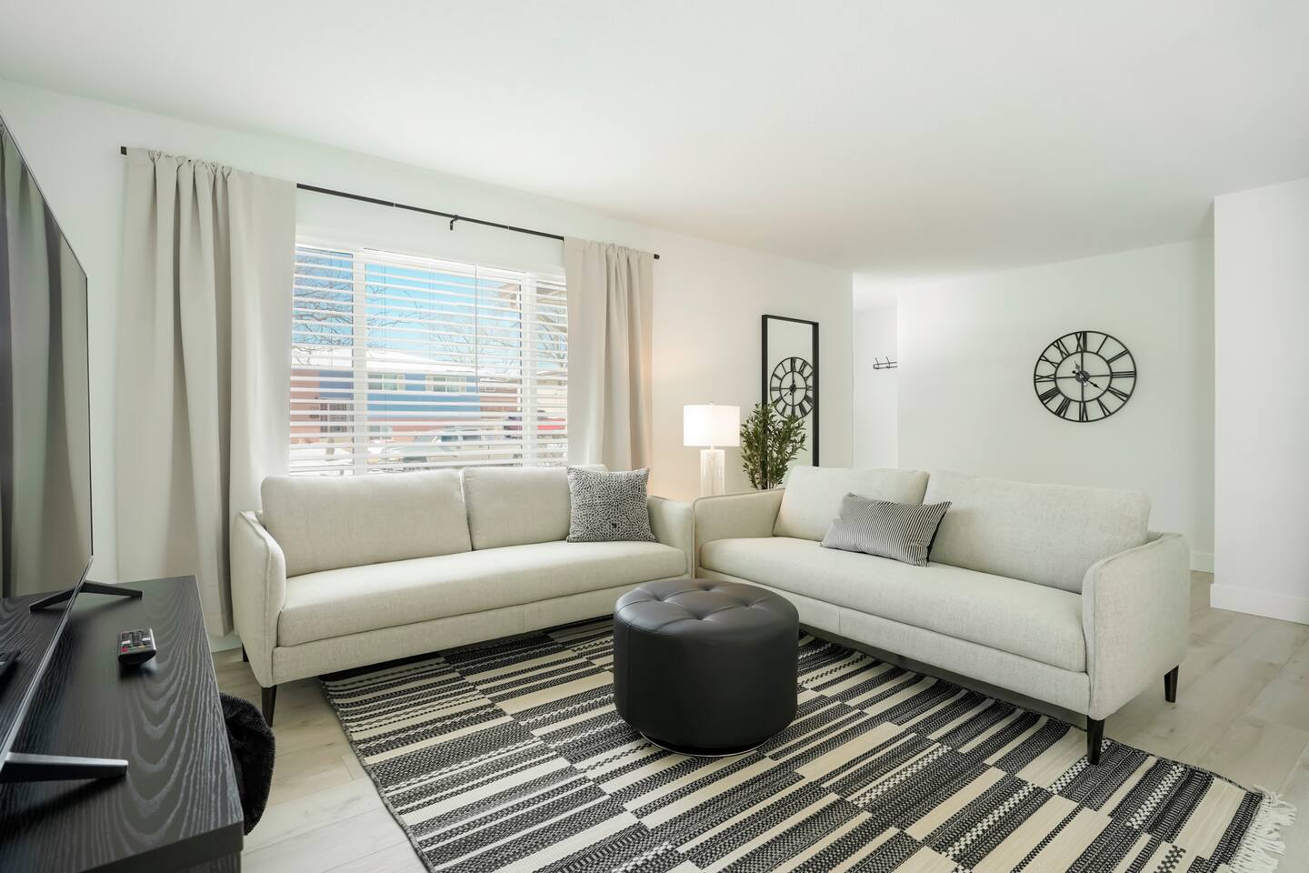 DenverStays | Stylish 5-Bedroom Home, Pets Welcome