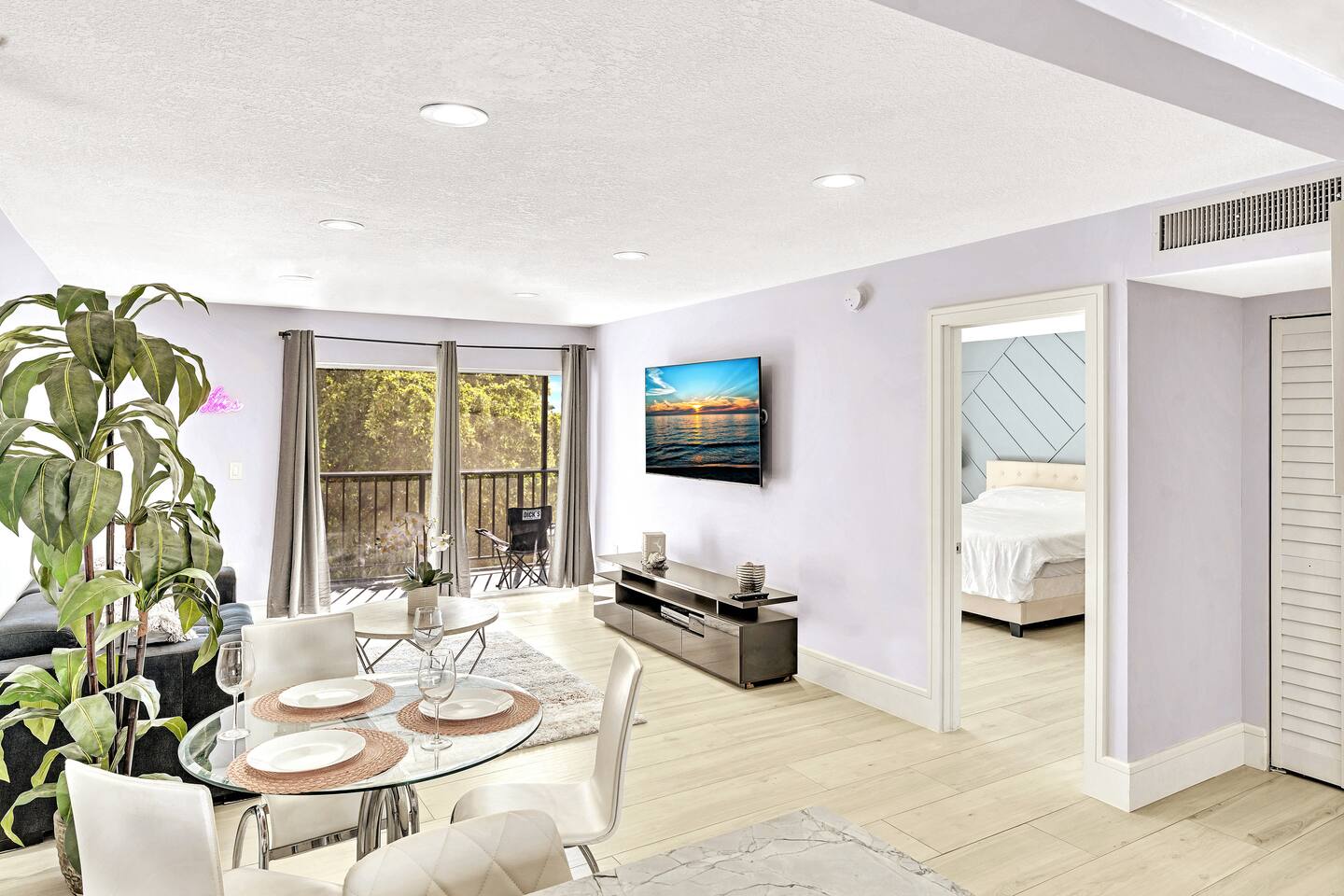 One Bedroom Steps Away From The Beach With Pool