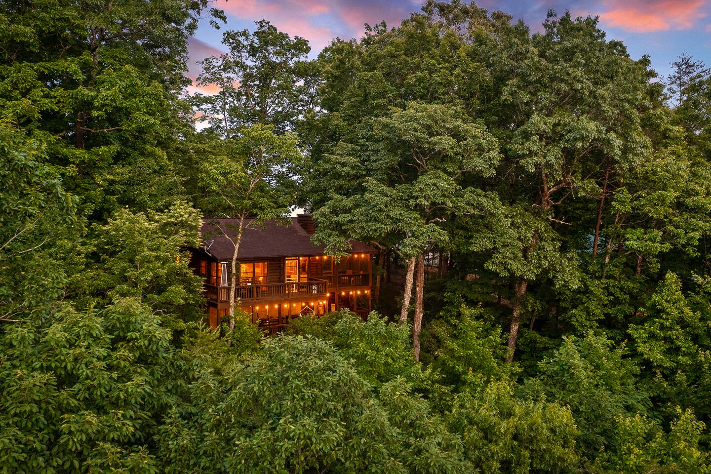 Ridgecrest: Cozy Cabin & Stunning Mountain Sunsets