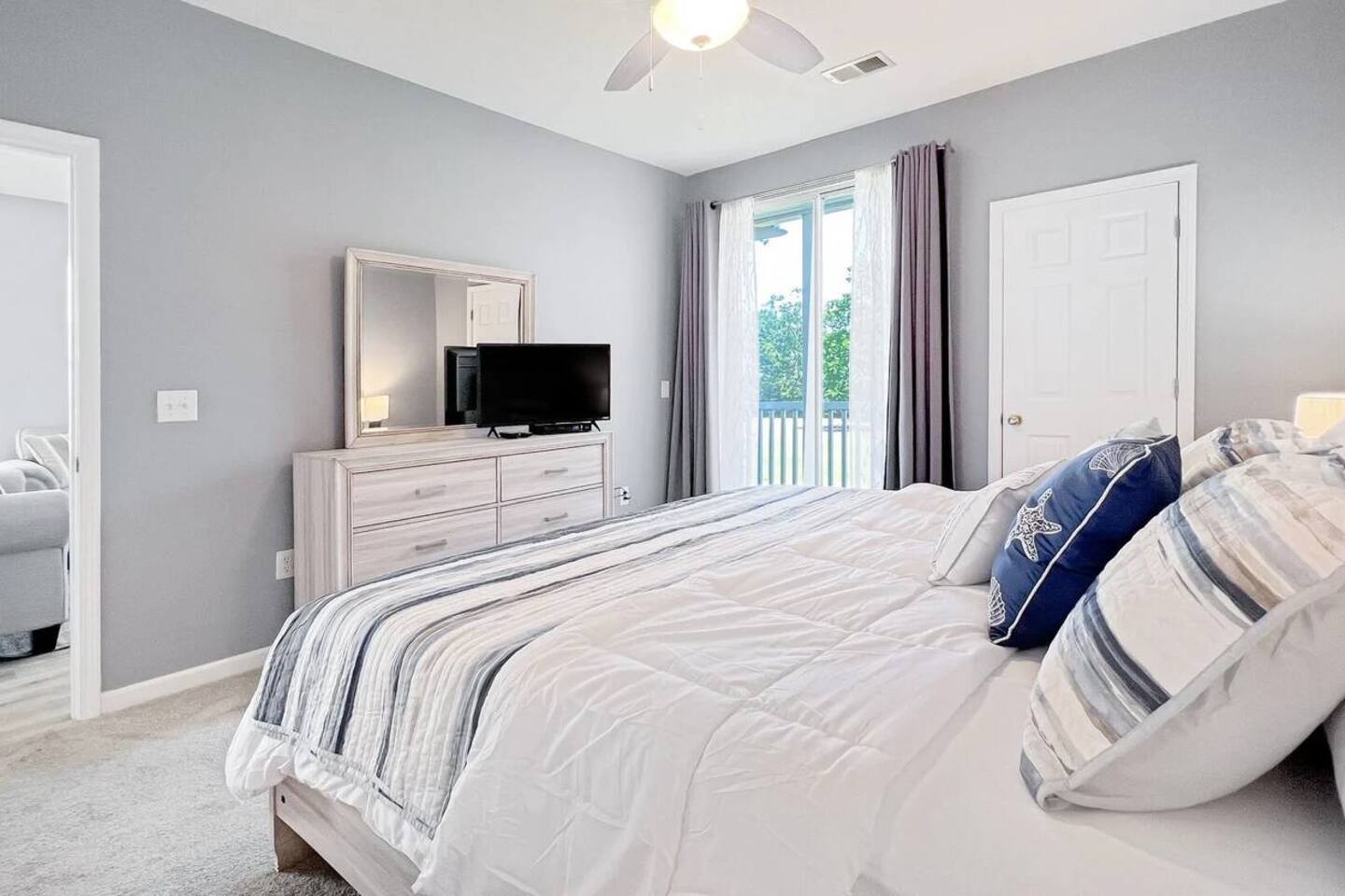 Birdie's Rest: Seasonal pool, king bed, 2 bdrms!