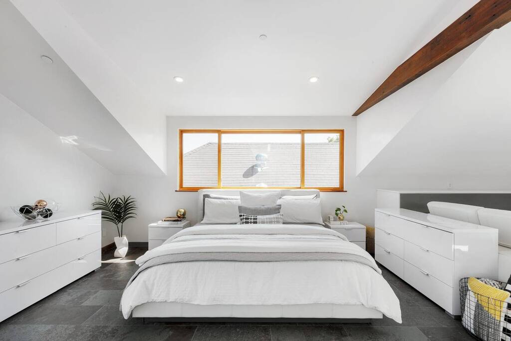 The Stargazer | Executive Loft| Urban Oasis | King