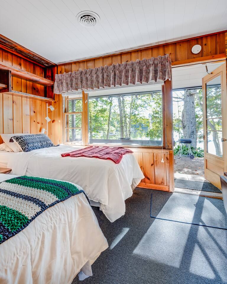 Cozy Updated Lakeside Retreat | Full Kitchenette