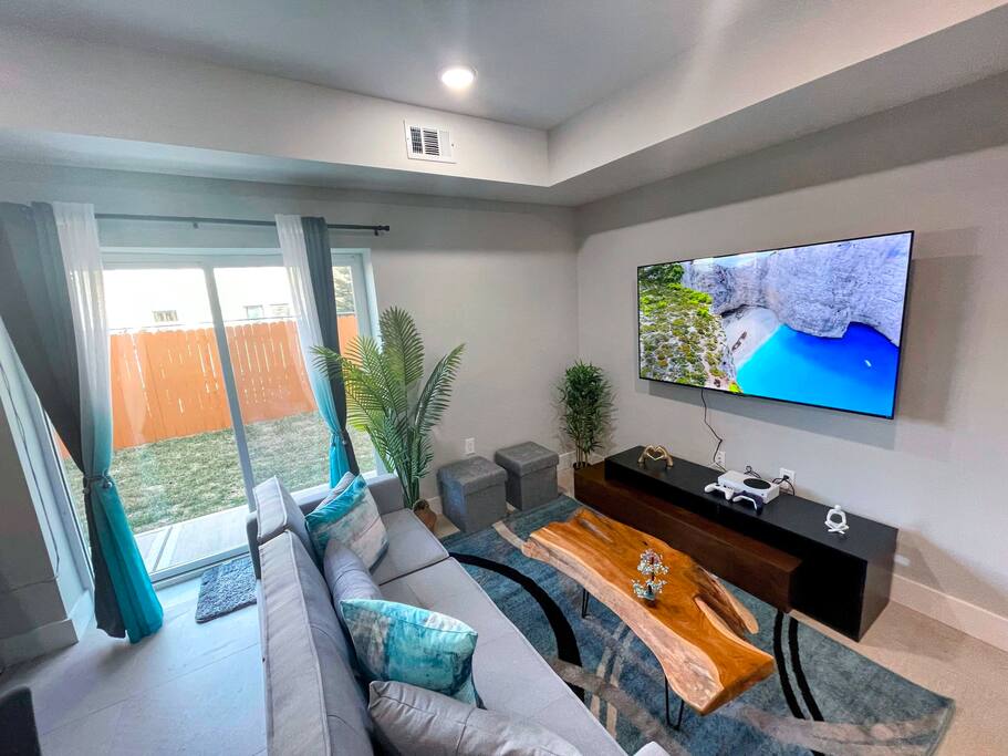 Cute 1 Bedroom Condo with Backyard! Mins to NY!