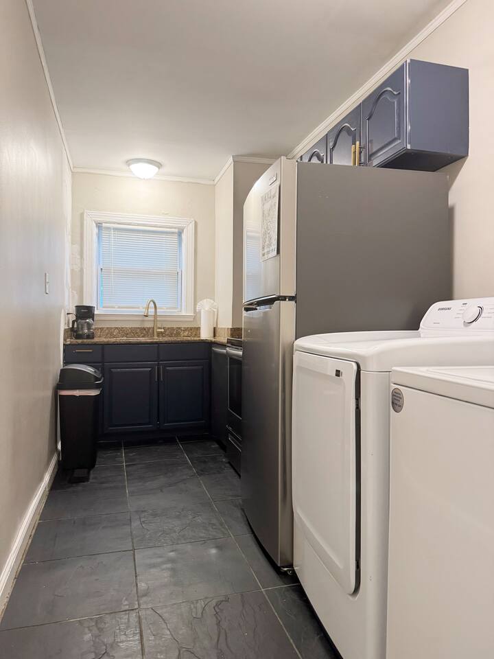 Spring Street Suites B | QUEEN 3BD/1BA Stylish Apt