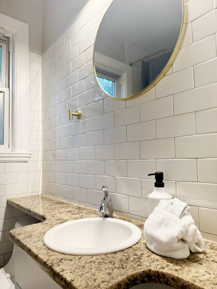 Spring Street Suites B | QUEEN 3BD/1BA Stylish Apt photo 3