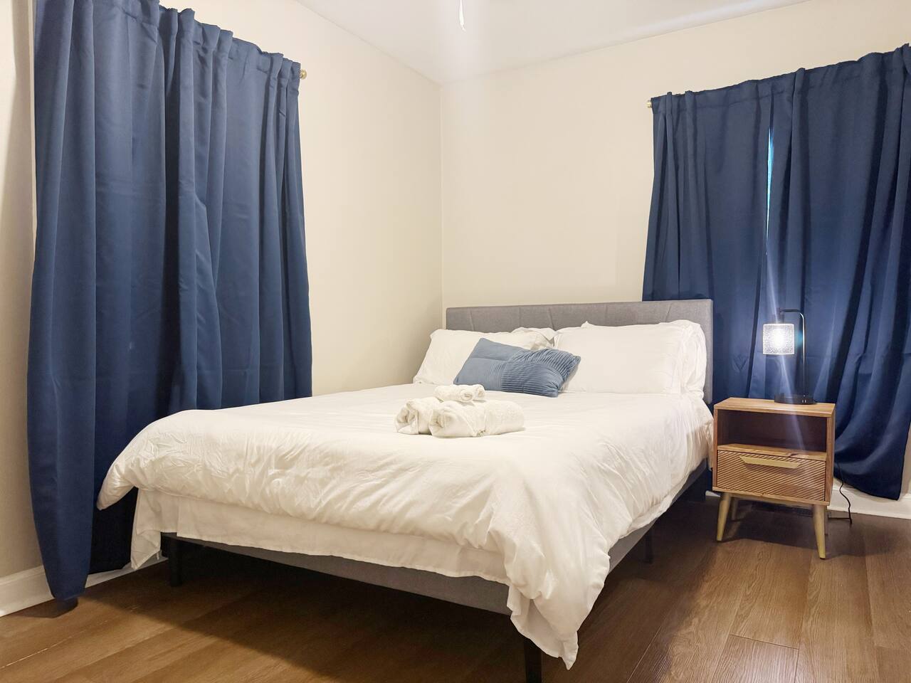 Spring Street Suites B | QUEEN 3BD/1BA Stylish Apt