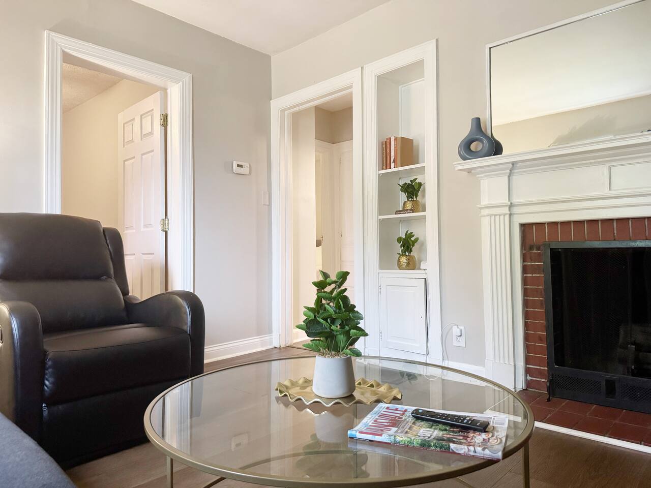 Spring Street Suites B | QUEEN 3BD/1BA Stylish Apt