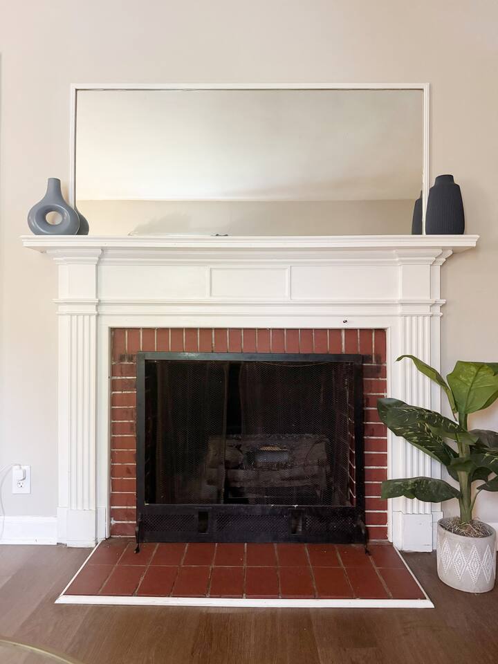 Spring Street Suites B | QUEEN 3BD/1BA Stylish Apt