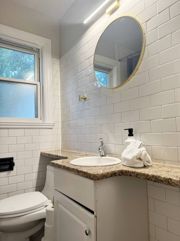 Spring Street Suites B | QUEEN 3BD/1BA Stylish Apt photo 2