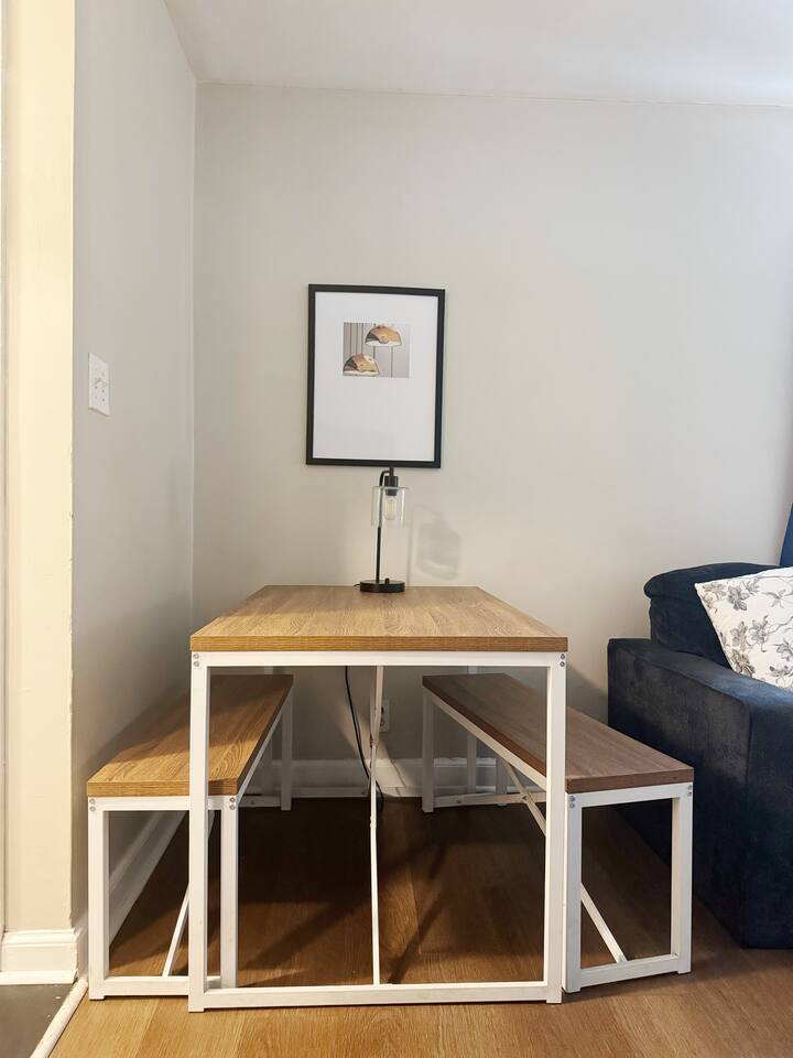 Spring Street Suites B | QUEEN 3BD/1BA Stylish Apt