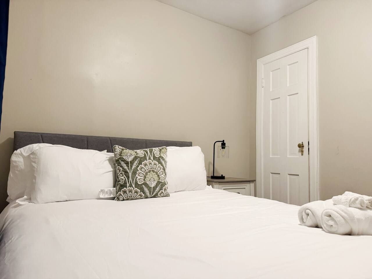 Spring Street Suites B | QUEEN 3BD/1BA Stylish Apt