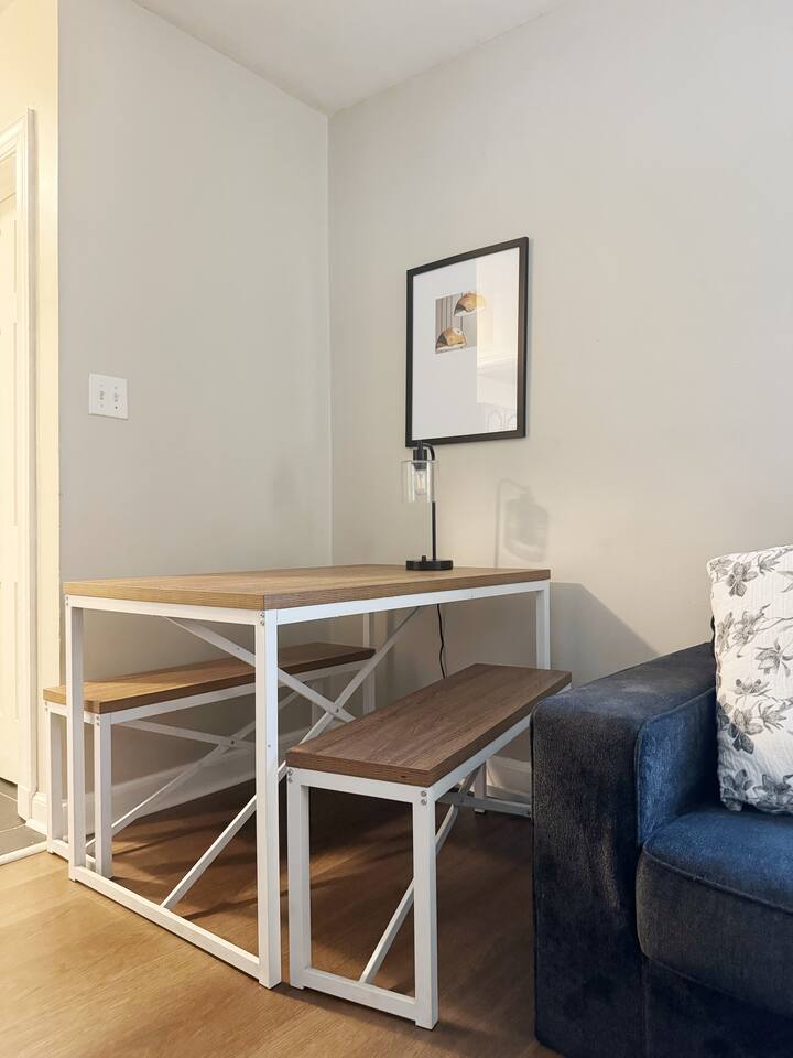 Spring Street Suites B | QUEEN 3BD/1BA Stylish Apt