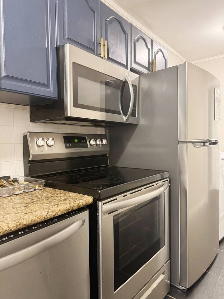 Spring Street Suites B | QUEEN 3BD/1BA Stylish Apt