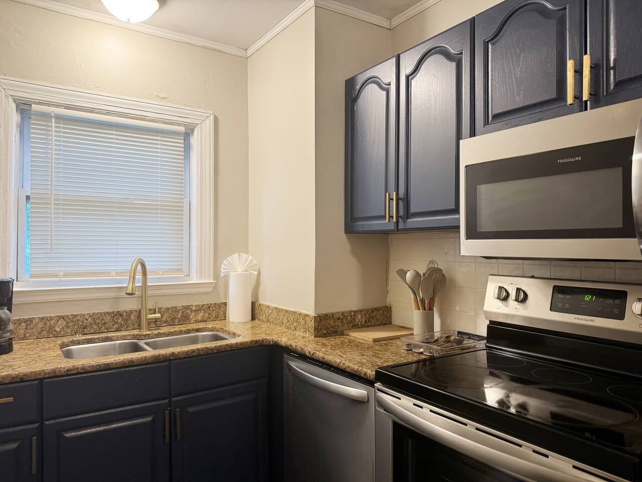 Spring Street Suites B | QUEEN 3BD/1BA Stylish Apt