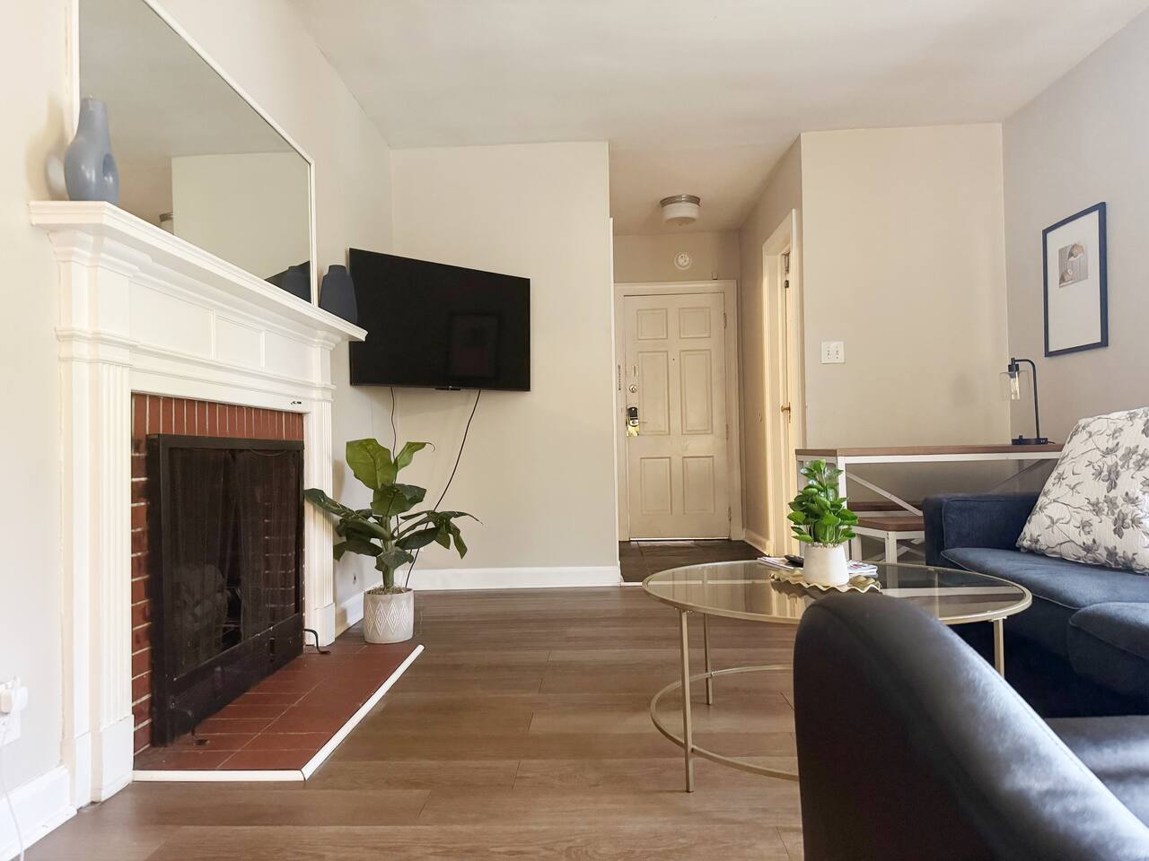 Spring Street Suites B | QUEEN 3BD/1BA Stylish Apt