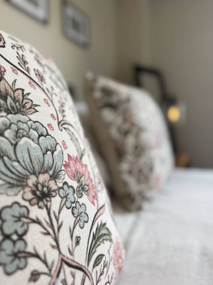 Spring Street Suites C | QUEEN Stylish 3BD/1BA Apt