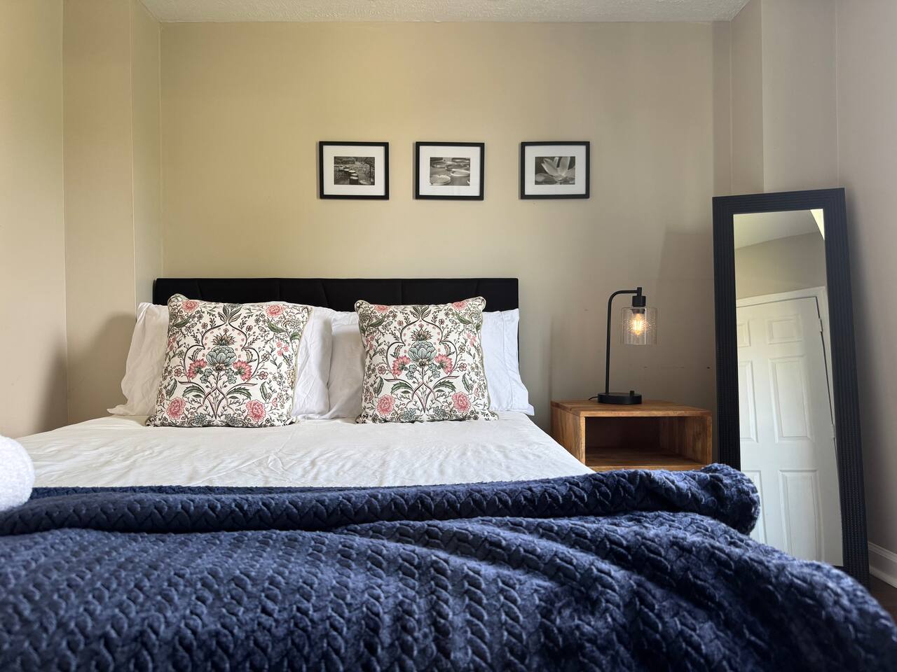 Spring Street Suites C | QUEEN Stylish 3BD/1BA Apt photo 3