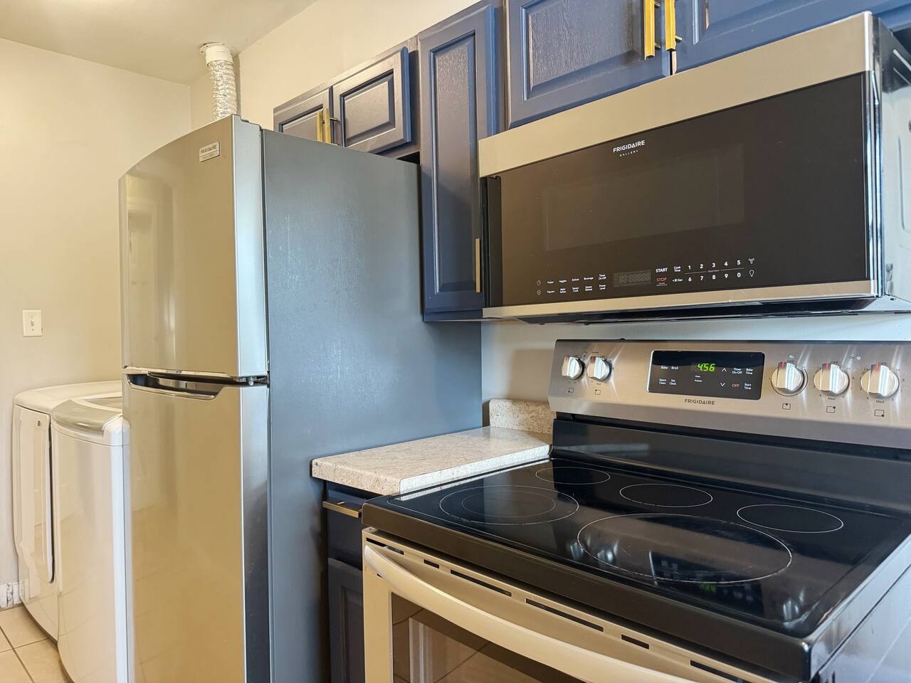 Spring Street Suites C | QUEEN Stylish 3BD/1BA Apt