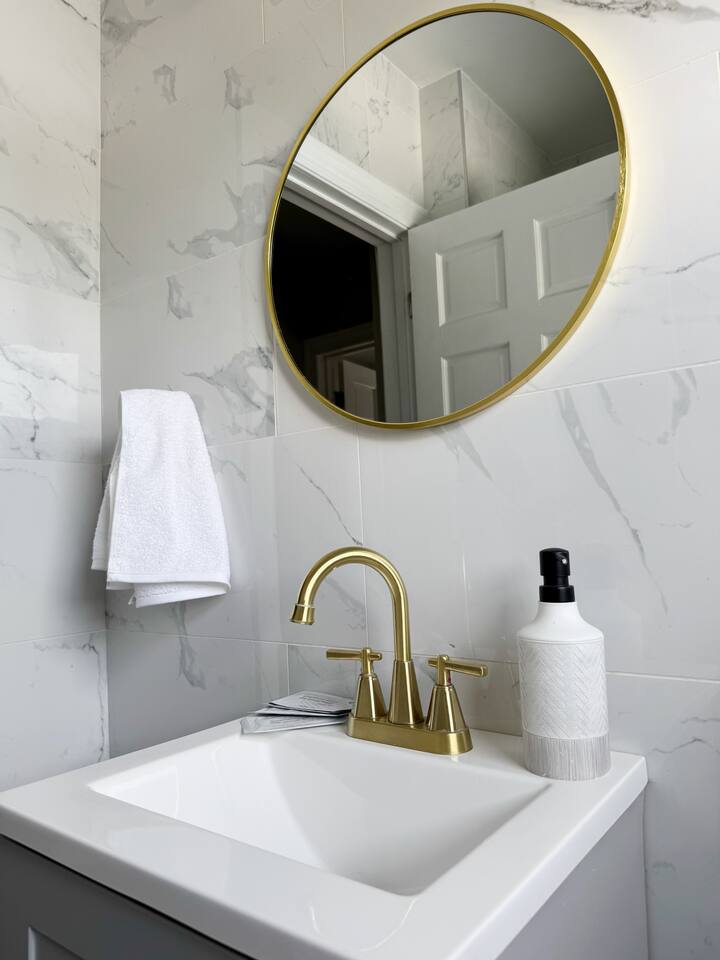 Spring Street Suites C | QUEEN Stylish 3BD/1BA Apt