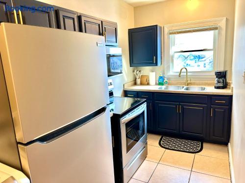 Spring Street Suites C | QUEEN Stylish 3BD/1BA Apt