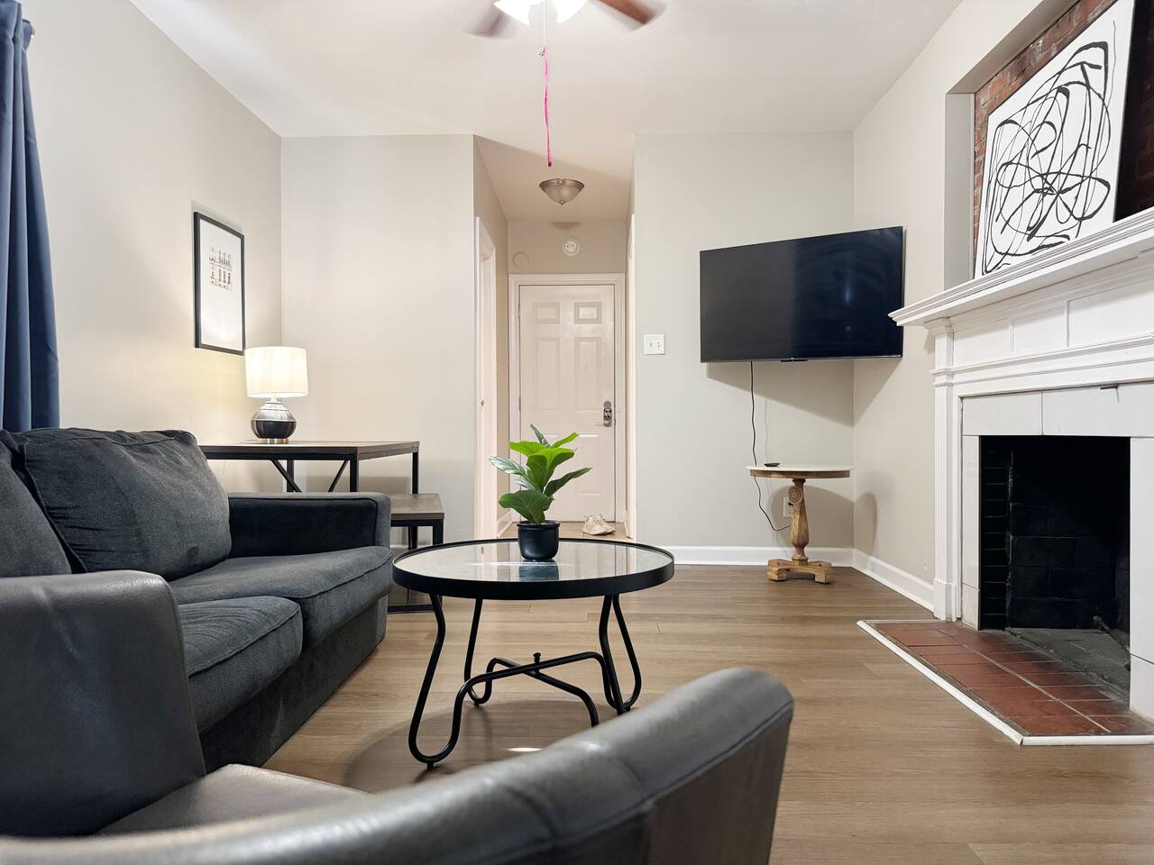 Spring Street Suites C | QUEEN Stylish 3BD/1BA Apt