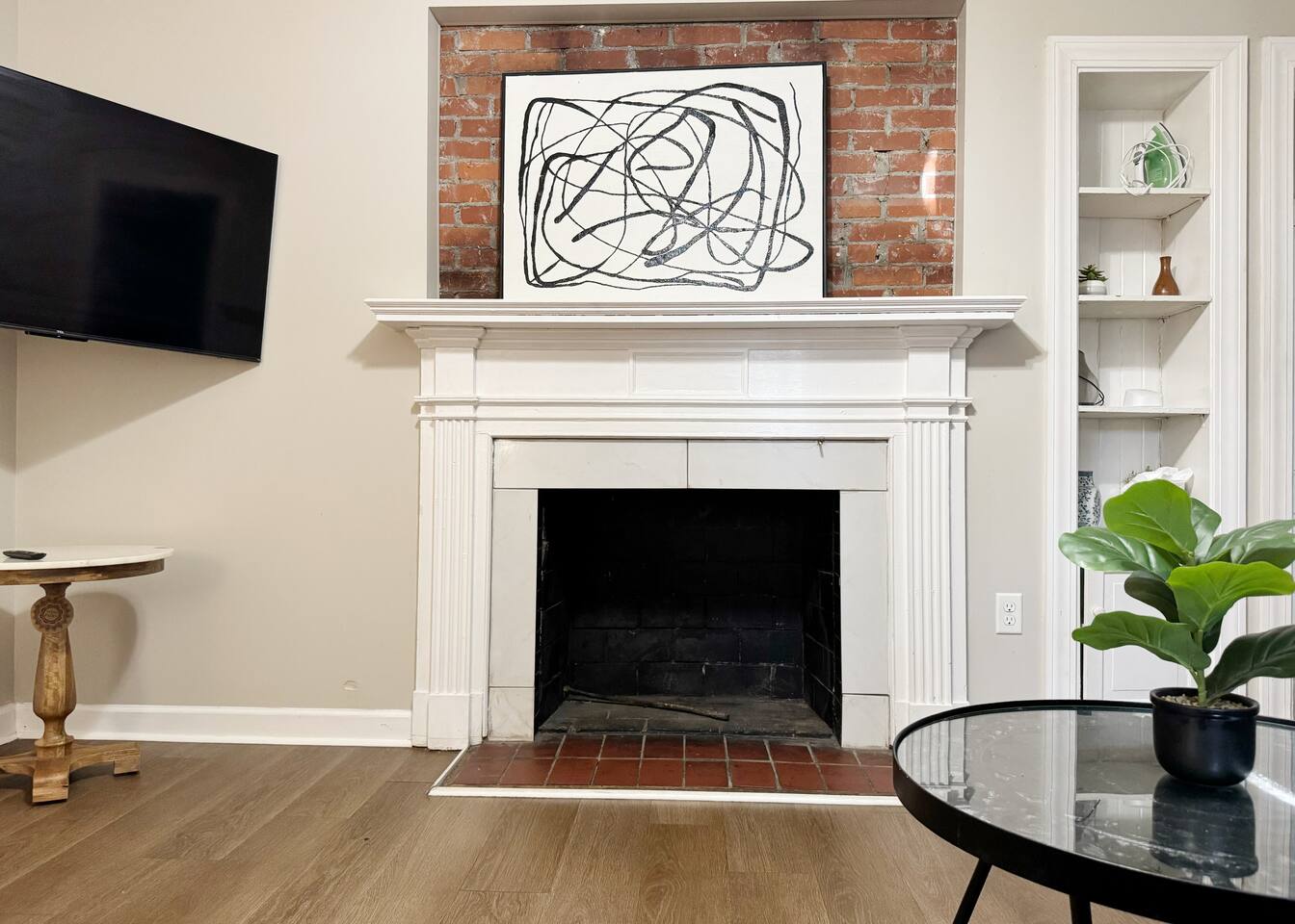 Spring Street Suites C | QUEEN Stylish 3BD/1BA Apt